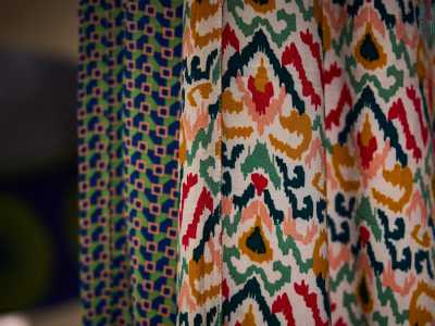 Passiamo poi a visionare dei pantaloni a palazzo dalla colorazione vivace sul fondo bianco...